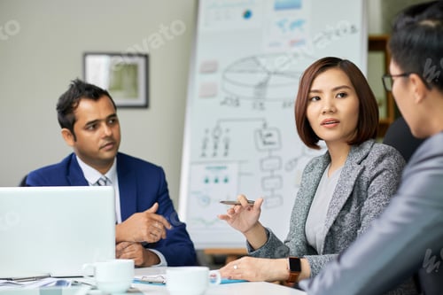 Preview: Business people sitting at meeting