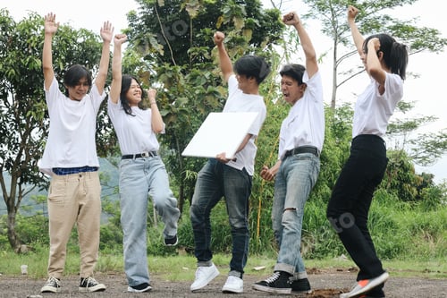Preview: Volunteers Cheering Up
