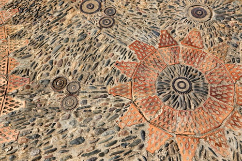Preview: Unusual floor with pattern from pebbles, brick and rusty metal details