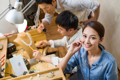 Preview: Jewelers working in studio
