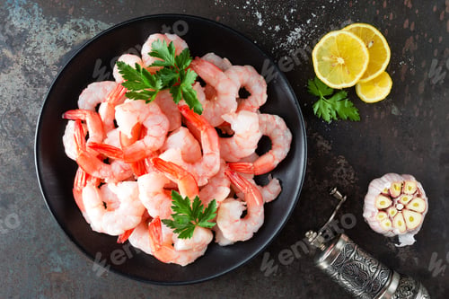 Preview: Prawns on plate. Shrimps, prawns. Seafood. Top view. Dark background