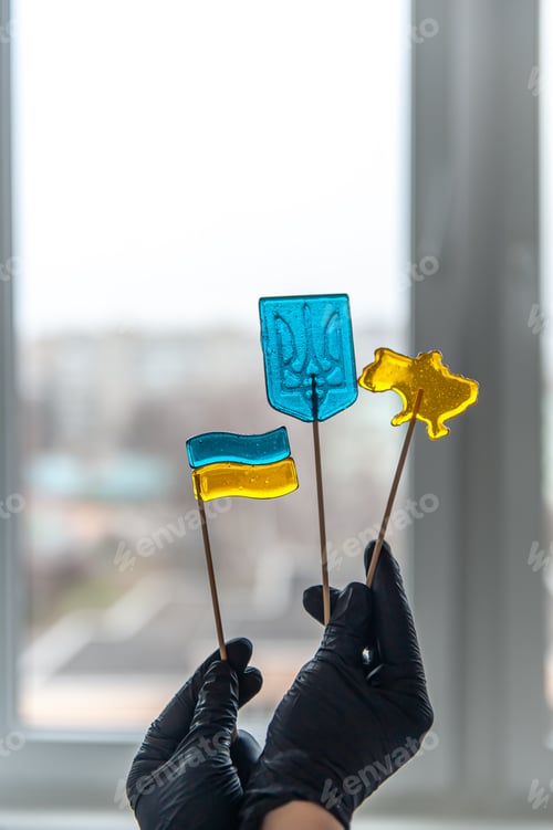 Preview: Patriotic lollipops in the form of Ukrainian symbols.