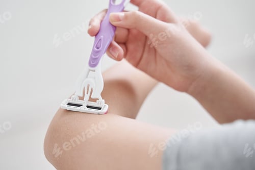 Preview: Japanese Junior High School Girls Trimming Wasted Hair with a Razor