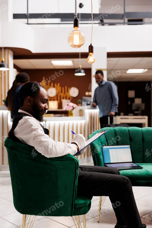 Preview: Hotel baggage porter filling errand card