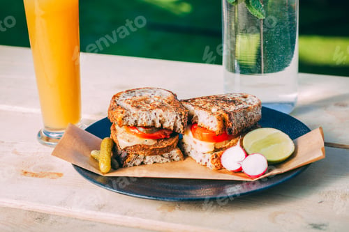 Preview: Refreshing drinks and freshly prepared sandwich on a table