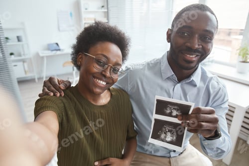 Preview: Happy future parents at hospital