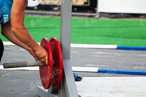 Preview: The athlete takes pancakes for the barbell, strength sports