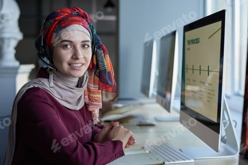 Preview: Woman working in call center