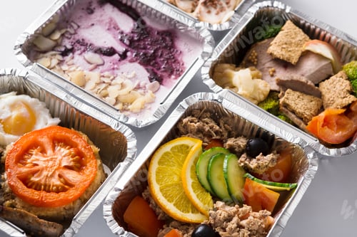 Preview: Healthy food take away in foil boxes