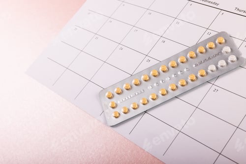 Preview: High angle view of medicine blister pack with medication calendar on table, copy space