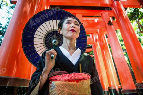 Preview: Japanese woman at Fushimi Inari shrine