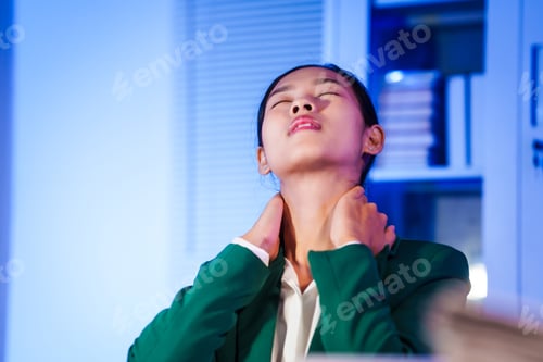Preview: Asian business women often work late into the night, overwhelmed with stress, headaches, migraines