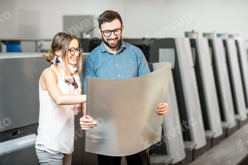 Preview: Woman with print operator at the manufacturing