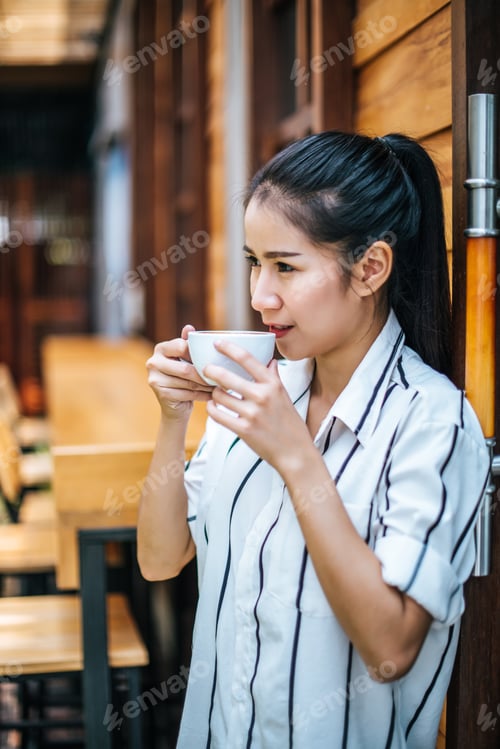 Preview: Portrait of beautiful asian woman relax at cafe