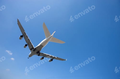 Preview: Airbus A380 flying in sky