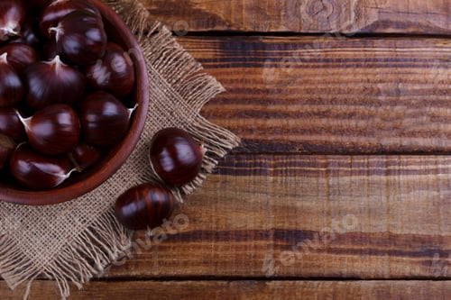 Preview: Fresh chestnuts in a bowl