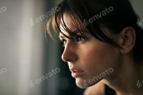 Preview: Focused sporty woman at the gym