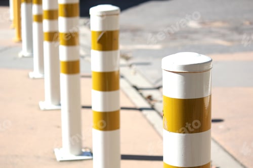 Preview: Depth of field, striped poles or bollards