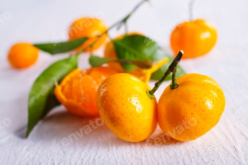 Vorschau: Frische saftige Mandarinen auf hellgrauem Tisch