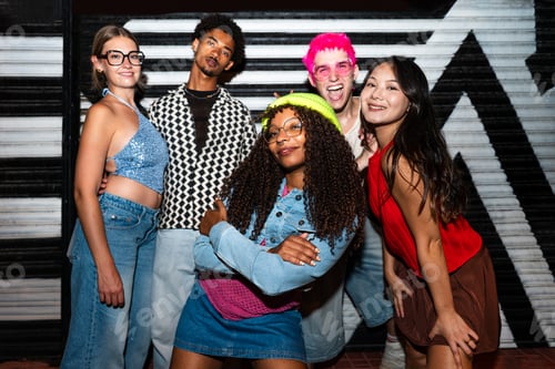 Preview: Multiethnic group of young friends having fun on the stretts in the night