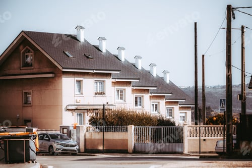 Preview: Townhouse with chimneys, gated fence