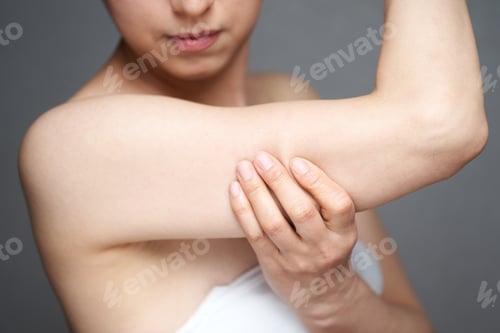 Preview: Middle-aged Japanese woman who cares about slack in her upper arm