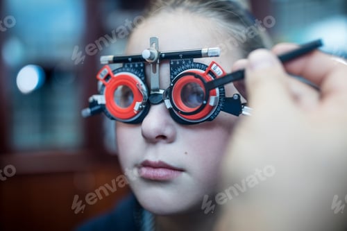 Preview: Girl doing eye test at optometrist