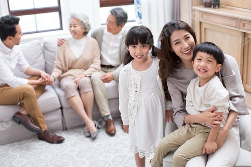 Vista previa: Portrait of happy Chinese family