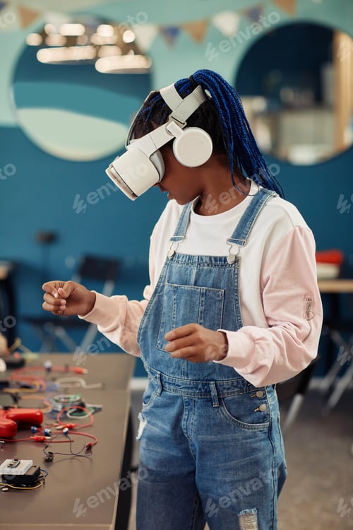 Preview: Girl Wearing VR in Engineering Class