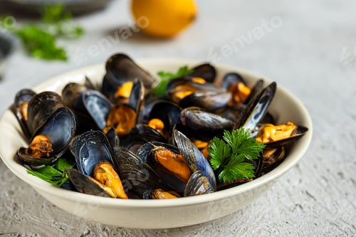 Preview: Fresh steamed mussels and lemon
