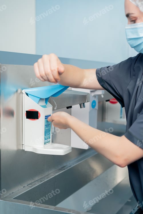 Preview: close up in a modern clinic in a bright, spacious preoperative area for sterilization of the surgeon