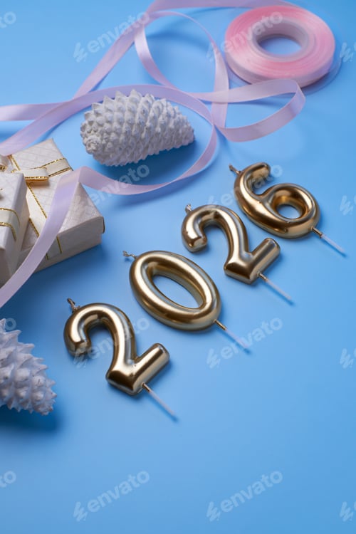 Visualização: Configuração de celebração com velas douradas e decorações festivas para o Ano Novo