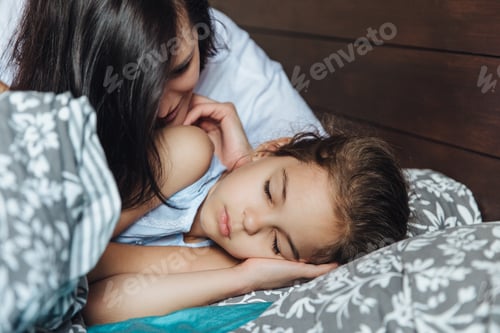 Preview: Woman with little sleeping girl in bed
