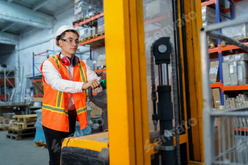 Preview: Warehouse worker operates a pallet loader