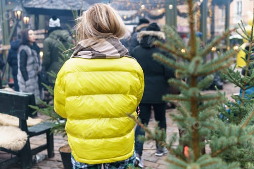 Preview: Happy woman with a cup of hot drink on the Christmas market