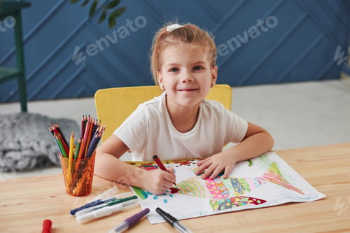 Preview: Cute little girl in art school draws her first paintings by pencils and markers