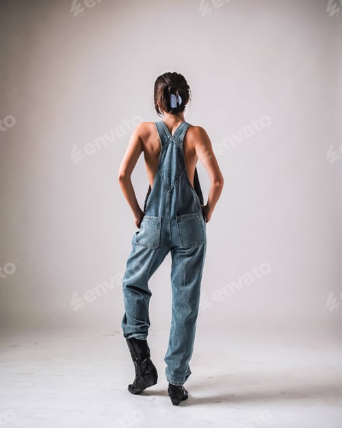 Preview: Beautiful Portrait of Young & Elegant Woman Posing