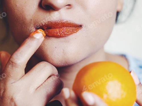Vista previa: Lip scrub and lip care. Lip scrub made from orange.