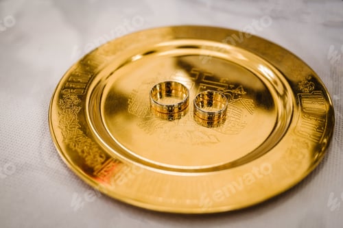 Preview: Photo of wedding rings in gold closeup.