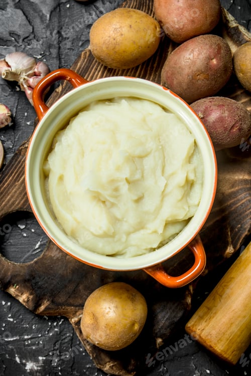Preview: Mashed potatoes in a bowl with garlic .