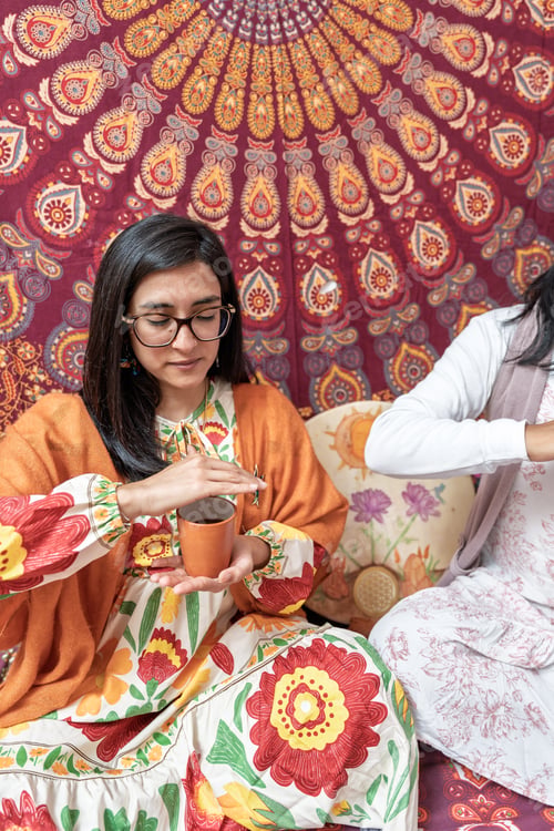 Preview: Women holding cocoa during ceremony for alternative medicine and healthy living