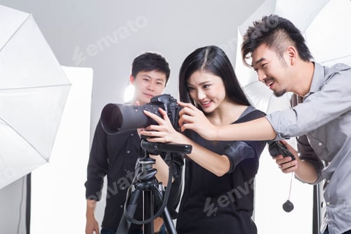 Preview: Photographers working in studio