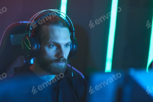 Preview: Zombie gamer in video game club