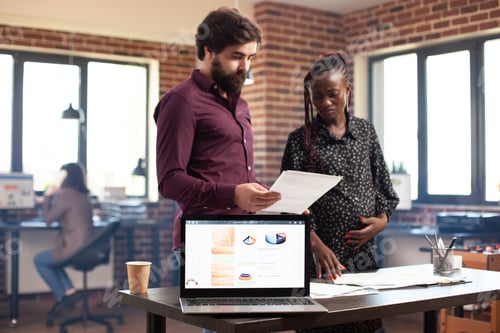 Visualização: A tela do laptop exibe gráficos financeiros