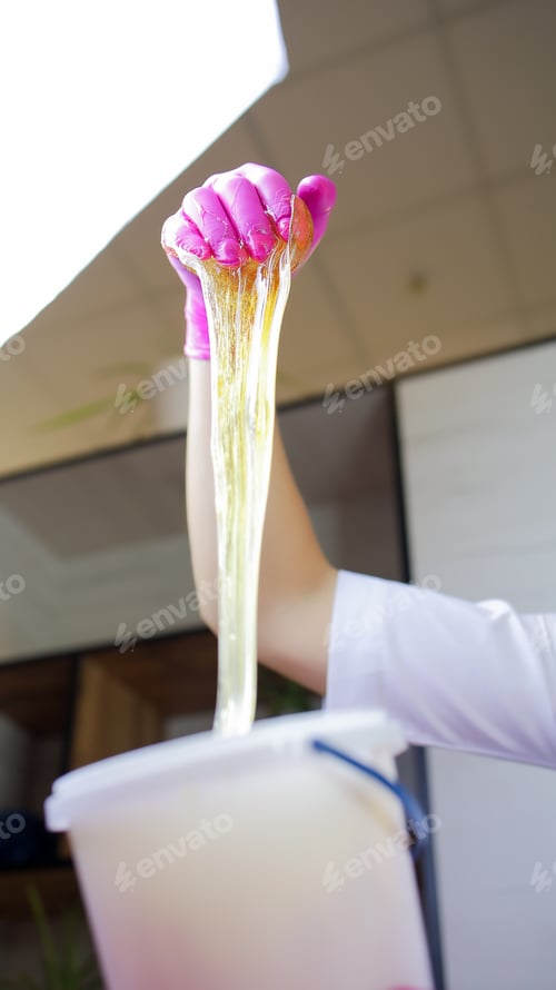 Preview: sugar paste flows down from the hands of the master of sugar hair removal