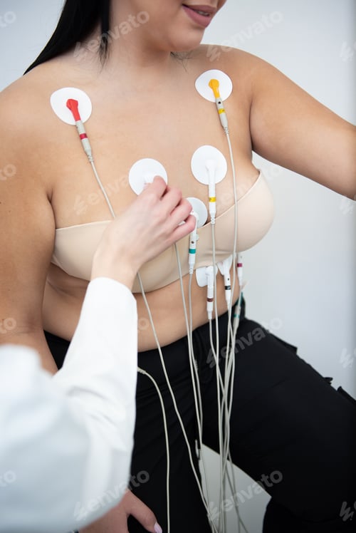 Preview: Obese woman undergoing a detailed cardiovascular fitness assessment in a modern clinic