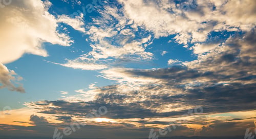 Vorschau: bunter dramatisch Himmel mit Wolke bei Sonnenuntergang