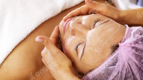 Preview: Woman in a spa salon on cosmetic procedures for facial care.