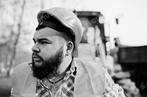 Preview: Beard worker man suit construction worker in safety orange helmet