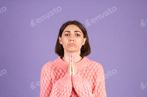 Preview: Young brunette woman on background